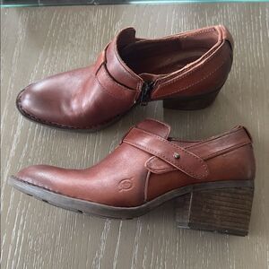 Born Rich Brown Leather Ankle Booties Boots Side Zipper Block Heel Size 7M EUC
